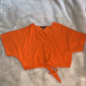 Orange flowy crop top 😍🍊